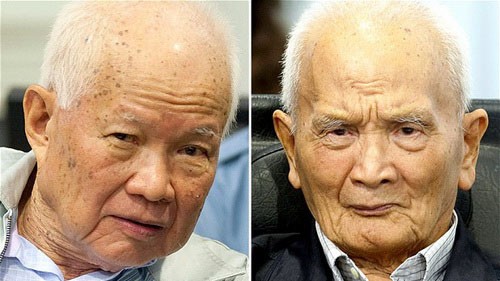Hai cựu thủ lĩnh Khmer Đỏ, gồm Nuon Chea (88 tuổi, phải) và Khieu Samphan (83 tuổi) 