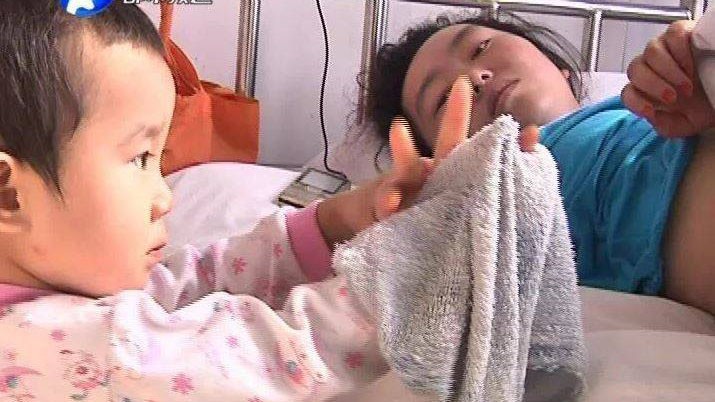 Bé Qianqian 1 tay chăm mẹ trong viện