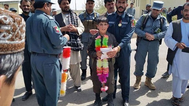 Cậu bé Wasil Ahmad bị phiến quân Taliban giết hại từng được cảnh sát địa phương ca ngợi là 'anh hùng' 