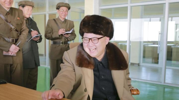 Lãnh đạo Triều Tiên Kim Jong Un quan sát một cuộc thử tên lửa
