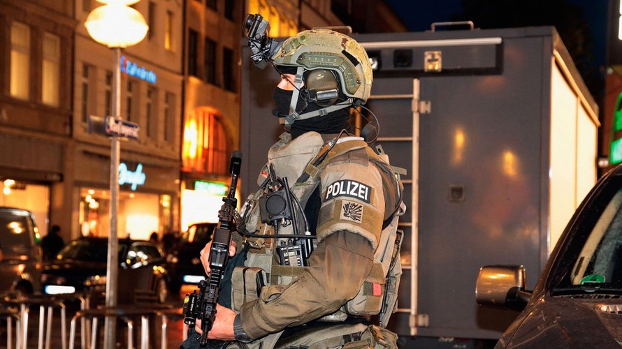 Cảnh sát có vũ trang tại hiện trường vụ khủng bố đẫm máu ở Munich, Đức.
