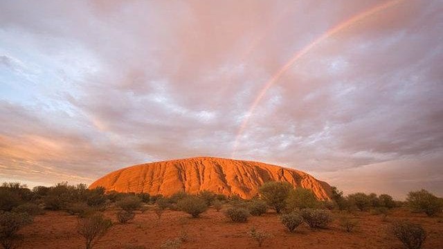 Ngọn núi thiêng Uluru ở bắc Úc.