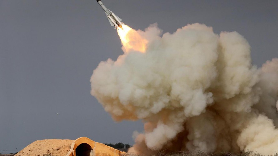 Một tên lửa tầm xa S-200 được phóng trong một cuộc tập trận ở Bushehr, Iran 