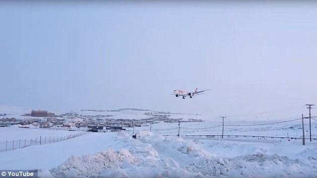 Chiếc máy bay Boeing 777 của hãng Hàng không Quốc tế Thụy Sỹ bị hỏng động cơ đang hạ cánh xuống sân bay Iqaluit 