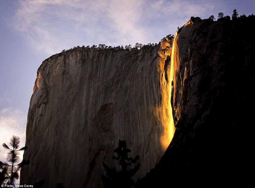 Ánh sáng mặt trời chiếu vào ngọn thác, cộng với nhiều yếu tố thiên nhiên phù hợp tạo nên hiện tượng "thác lửa" kì thú.