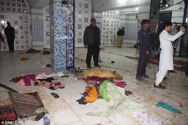 Hiện trường vụ đánh bom kinh hoàng trong đền thờ Lal Shahbaz Qalandar ở thành phố Sehwan Sharif, Pakistan,