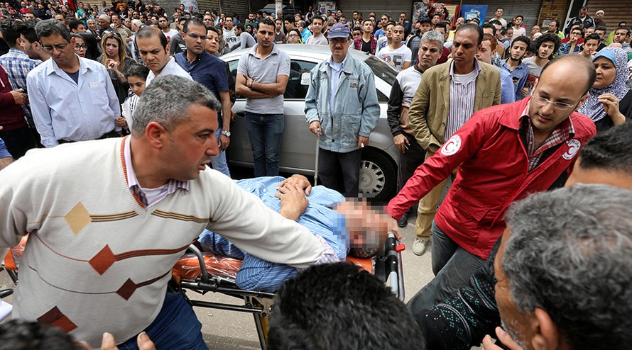 Một nạn nhân được đưa đi cấp cứu trong vụ đánh bom nhà thờ ở Tanta, Ai Cập hôm 9/4.