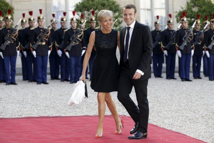 Ứng viên Tổng thống Pháp Emmanuel Macron tình tứ bên người vợ hơn 24 tuổi. 