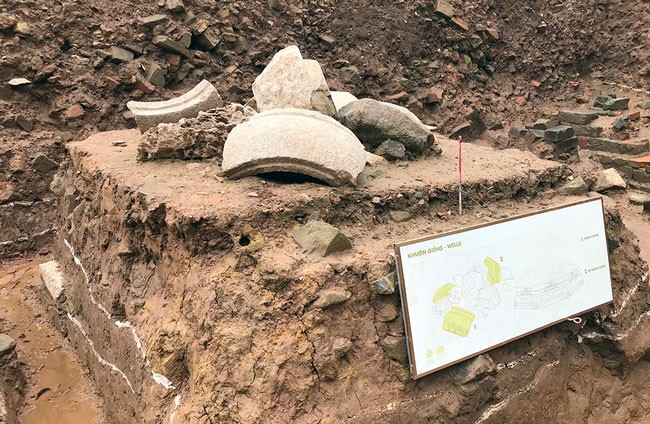 Khuôn giếng cổ được phát hiện nằm ở độ sâu khoảng gần 4m dưới hố khai quật của khu vực điện Kính Thiên.