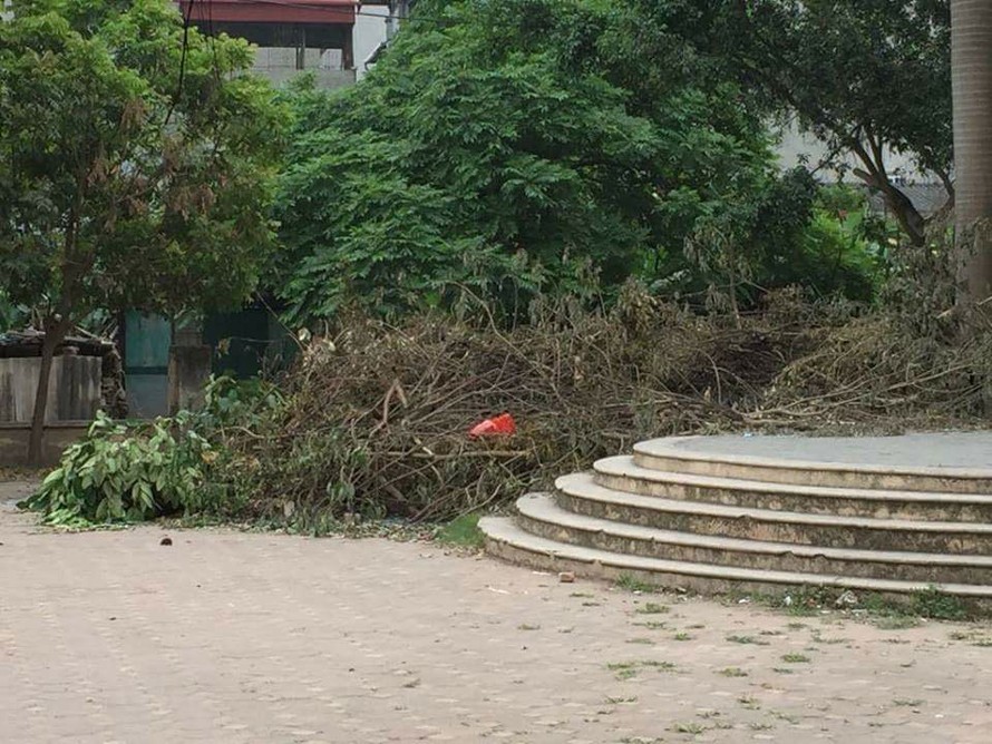Một góc sân chơi tại tổ dân phố Độc Lập, phường Vạn Phúc (quận Hà Đông) biến thành nơi chứa rác.
