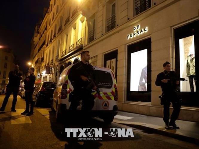 Cảnh sát phong tỏa hiện trường vụ tấn công bằng dao tại trung tâm Paris ngày 12/5. Ảnh: AP/TTXVN