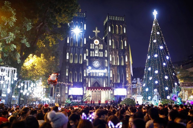 Nhà thờ Lớn là nơi tập trung nhiều người tới đón không khí Giáng sinh nhất tại Hà Nội - Ảnh: Như Ý