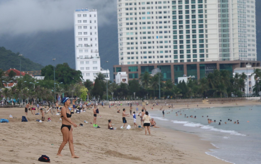Người dân Nha Trang hào hứng tắm biển sau nhiều tháng giãn cách.