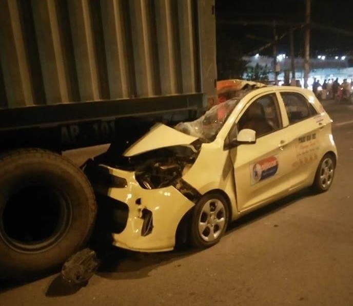 Taxi nát đầu dưới gầm xe container, tài xế tử vong