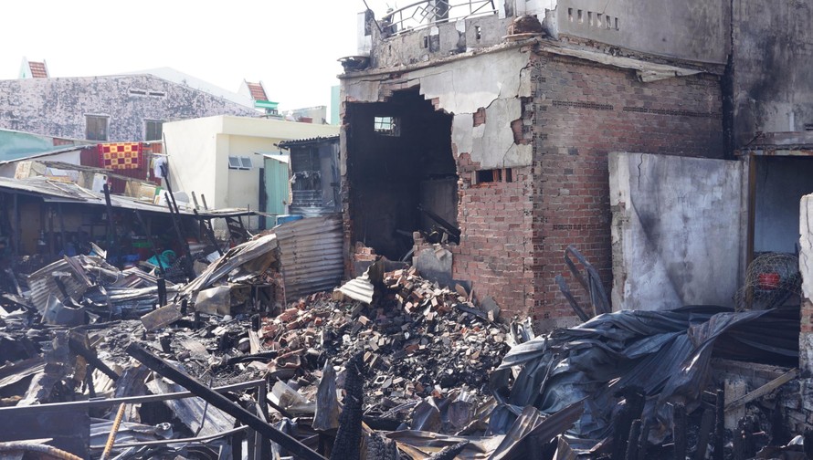  Hỏa hoạn thiêu rụi 9 căn nhà tạm ở Vũng Tàu, người dân chịu cảnh 'màn trời chiếu đất'