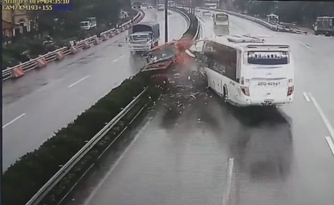 Hình ảnh vụ tai nạn do camera giao thông trên tuyến Pháp Vân - Cầu Giẽ ghi lại