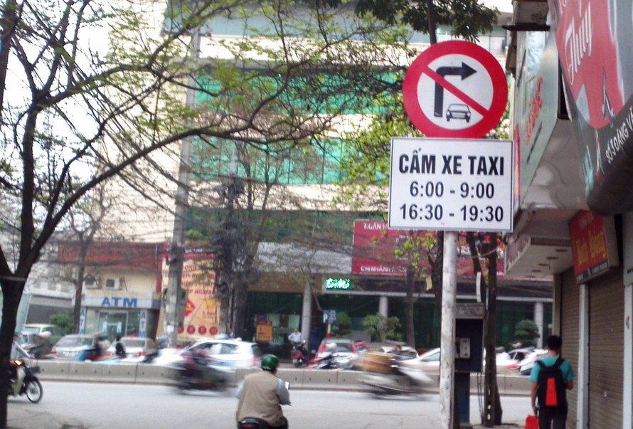 Hiện Hà Nội là tỉnh thành duy nhất trên cả nước có biển cấm đường áp dụng riêng với taxi.