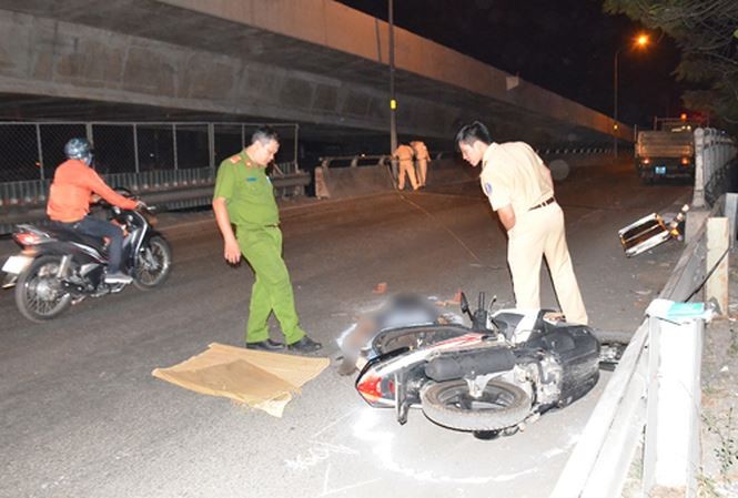 Vụ tai nạn xe bồn và xe máy gây chết người tại TP HCM tối 28/4