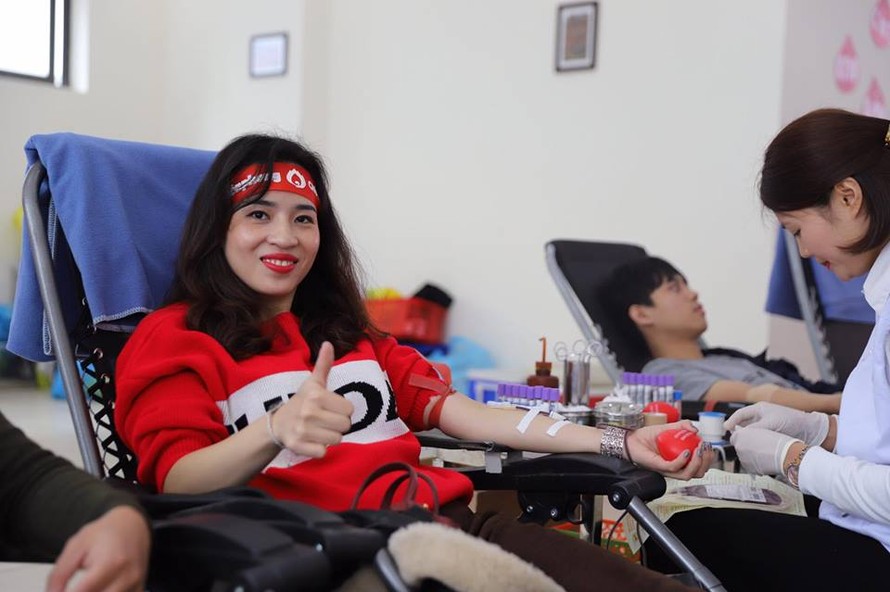 Bà Trần Thị Như Trang - Giám đốc Quỹ Vì tầm vóc Việt hiến máu tại ngày hội