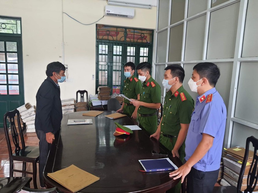 Cơ quan tố tụng đọc quyết định khởi tố bị can, lệnh bắt tạm giam đối với ông Vũ Văn Nam, nguyên Trưởng phòng TN-MT H.Yên Phong