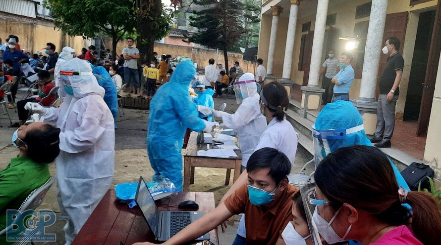 Lực lượng chức năng khẩn trương lấy mẫu xét nghiệm tại thôn Hạ, xã Thượng Lan, huyện Việt Yên. Ảnh: Dương Thủy