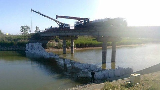 Con đập ngăn nước tới Crimea đang được xây dựng. Ảnh: Itar-Tass