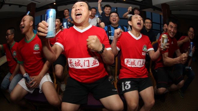 Nhiều fan thức trắng đêm để xem World Cup (Ảnh: SCMP)