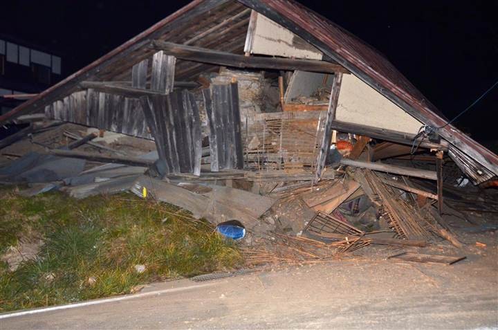 Một ngôi nhà bị ảnh hưởng do động đất tại Nhật Bản 