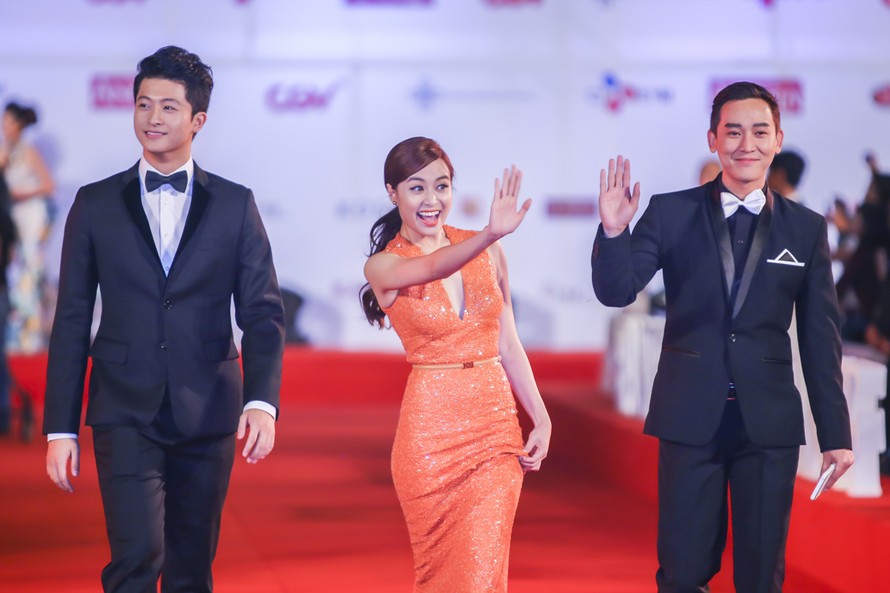 Hoàng Thùy Linh đẹp hút hồn, sải bước trên thảm đỏ