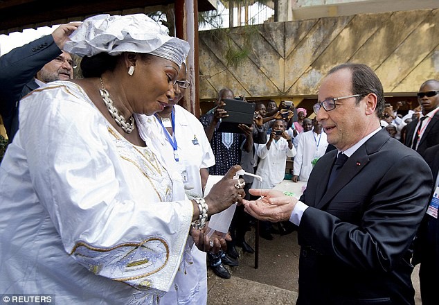 Tổng thống Pháp đến vùng ổ dịch Ebola