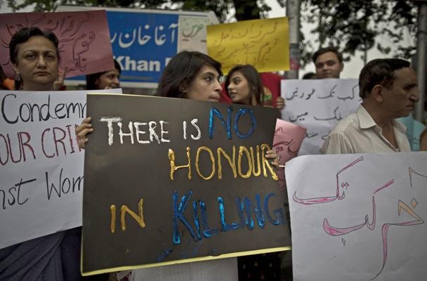 Nhiều người xuống đường biểu tình chống lại các vụ "giết người vì bạo lực" tại Pakistan. Ảnh: NBC News