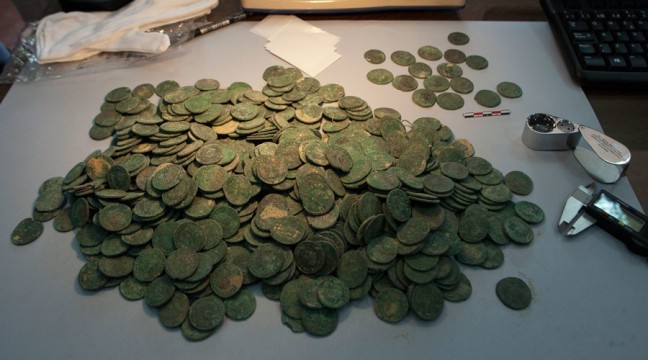 Những đồng tiền xu được trưng bày tại Bảo tàng Khảo cổ học ở Seville ngày 28/4. Ảnh: RT