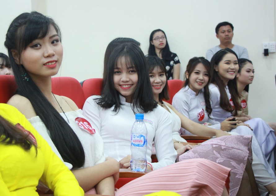 Nữ sinh duyên dáng, tự tin thi tài Hoa khôi sinh viên Việt Nam 2017