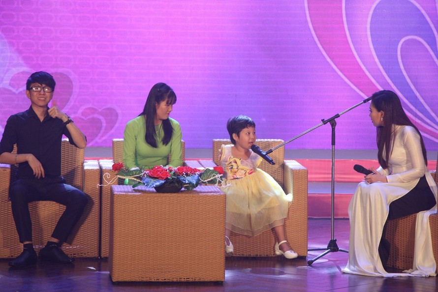 Mr Đàm, Đông Nhi sưởi ấm đêm nhạc tặng các em nhỏ khuyết tật TPHCM