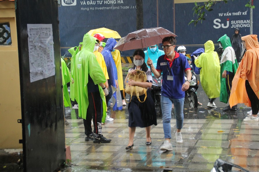 Nét đẹp tình nguyện trong ngày thi tốt nghiệp THPT mưa tầm tã giữa Sài thành