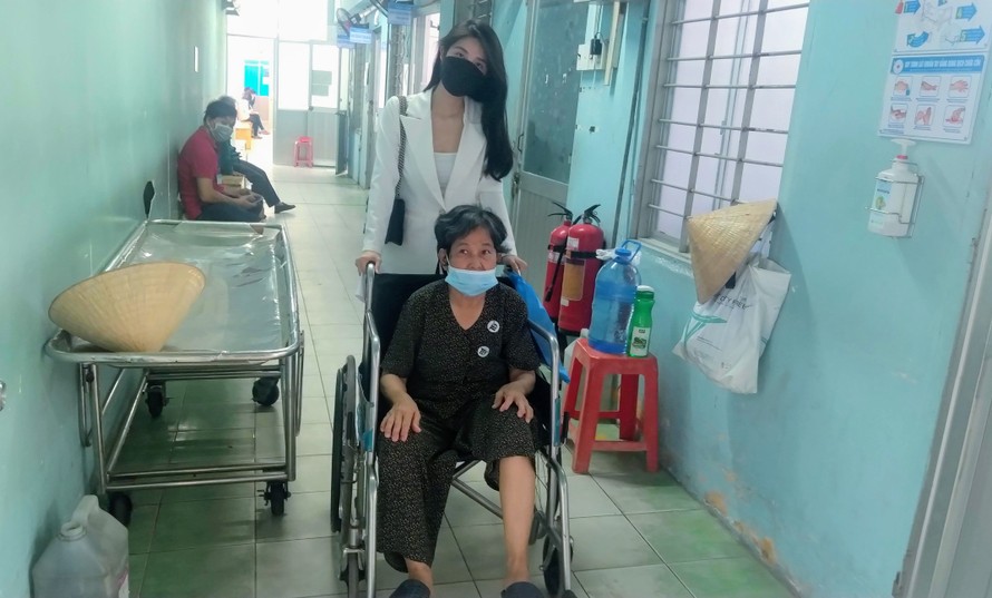Trúc Phương đưa cụ bà Nguyễn Thị Kết đi khám bệnh