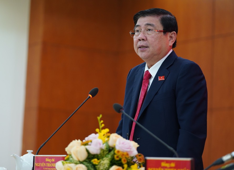 Ông Nguyễn Thành Phong trao đổi với báo giới tại buổi họp báo sau Đại hội Đảng bộ TPHCM lần thứ XI