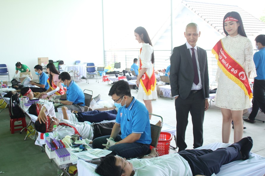 Rộn ràng ngày hội hiến máu Chủ nhật Đỏ trên đất Thủ 