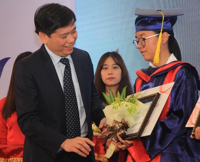 Anh Nguyễn Long Hải, Bí thư T.Ư Đoàn tặng hoa và giấy khen cho sinh viên nhận học bổng Nâng bước thủ khoa. 