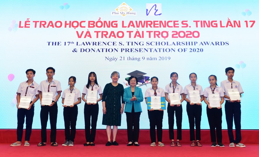 Nguyên Phó Chủ tịch nước Trương Mỹ Hoa và bà Ting Fei Tsong Ching- Chủ tịch Ủy ban điều hành Quỹ Lawrence S. Ting, trao học bổng cho các em học sinh