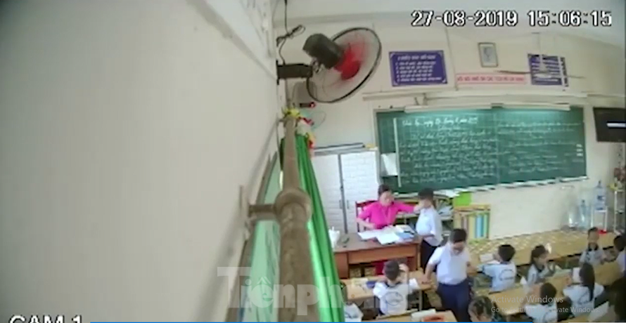 Hình ảnh cô giáo H đánh học sinh bị phụ huynh đặt camera quay lại