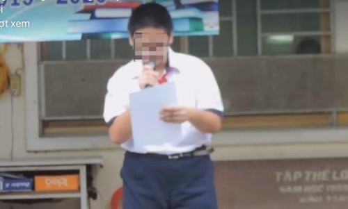 Hình ảnh nam sinh M.Q đọc bản kiểm điểm trước trường lan truyền trên mạng xã hội