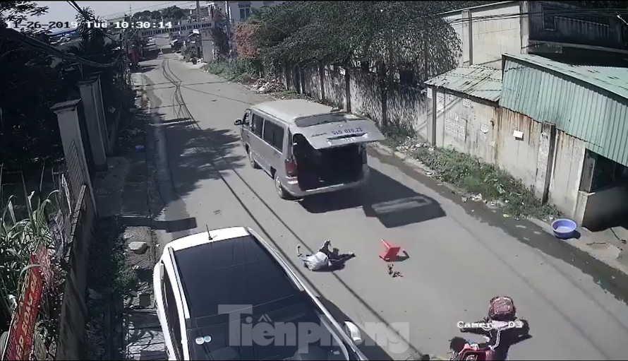Hình ảnh 3 em học sinh bị văng ra khỏi chiếc xe (ảnh chụp lại từ clip)