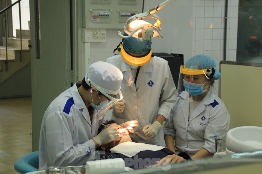 Sinh viên Trường ĐH Y dược TPHCM trong buổi thực hành ngày 10/3