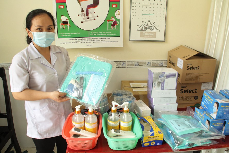 Nhân viên y tế của Trường THPT Nguyễn Du, quận 10 kiểm tra các trang thiết bị y tế phục vụ cho kỳ thi