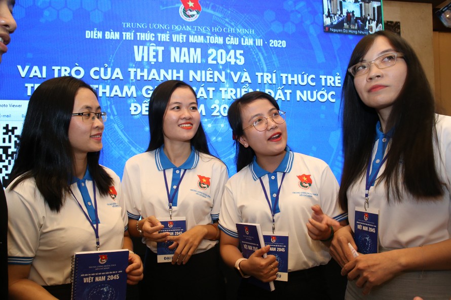 Các trí thức trẻ trao đổi tại diễn đàn