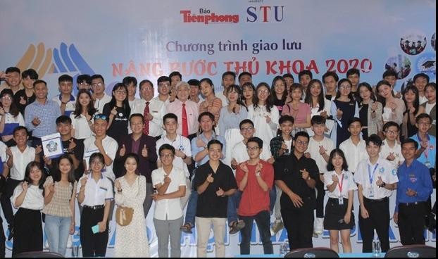 Các tân thủ khoa nhận học bổng giao lưu tại Trường ĐH Công nghệ Sài Gòn