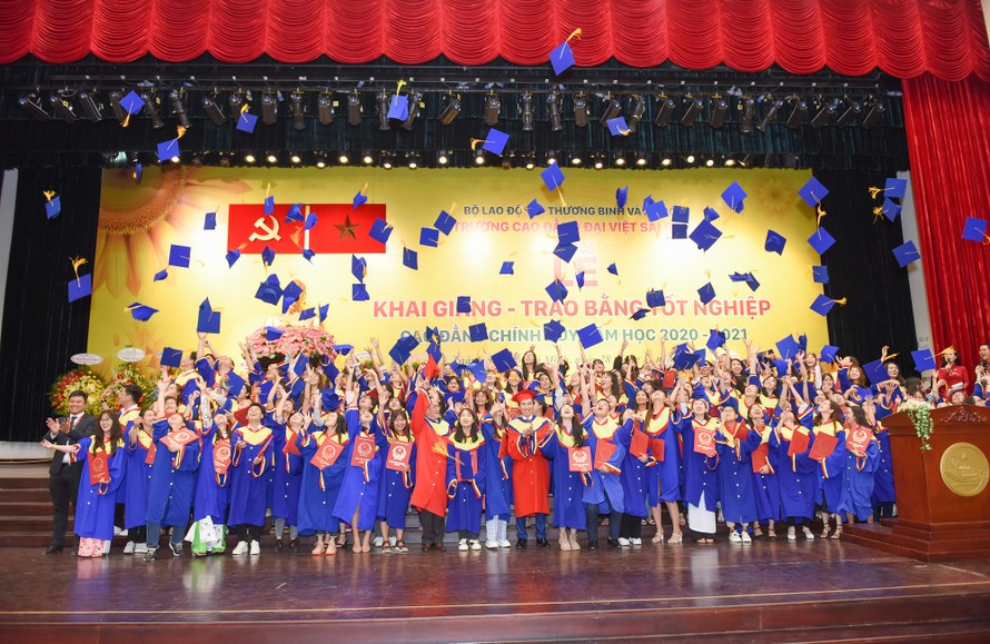 Gần 1.000 sinh viên vui mừng trong ngày lễ tốt nghiệp 