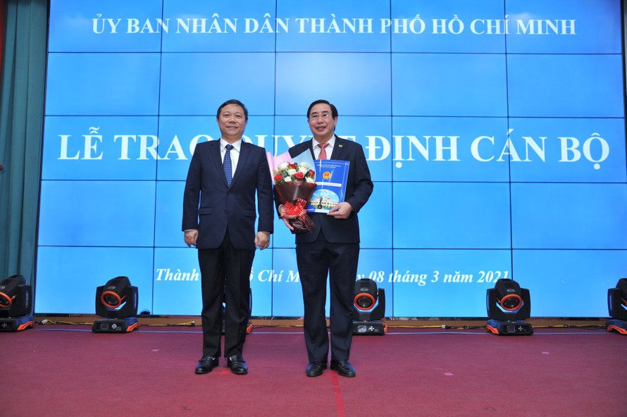 Phó Chủ tịch UBND TPHCM Dương Anh Đức trao quyết định bổ nhiệm cho PGS- TS Ngô Minh Xuân