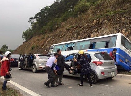 Tin mới nhất về vụ xe khách chở 39 người đâm vào vách núi 